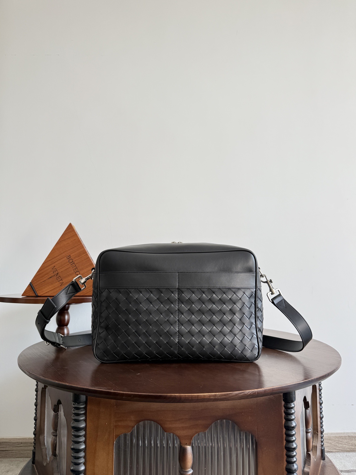 보테가 베네타 Bottega Veneta 843857 Large Intrecciato Camera Bag with Pocket Black 37cm