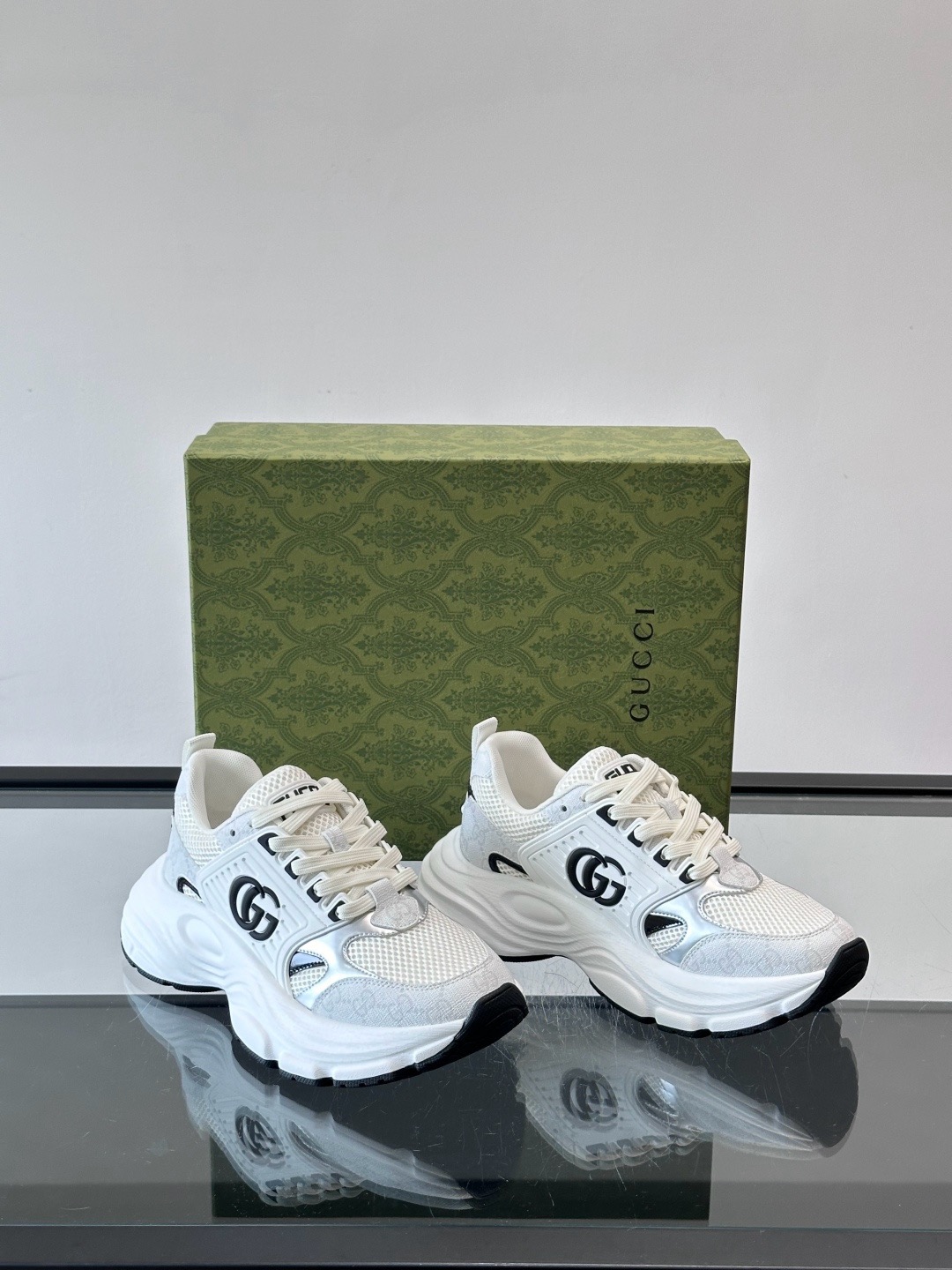 구찌 Gucci Supreme 스니커즈